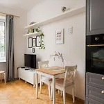 Metro Raclawicka Charming Apartment